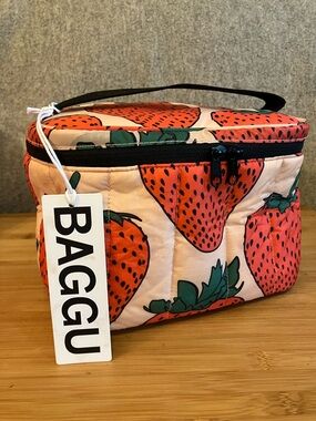 NWT - BAGGU Puffy Lunch Bag in Strawberry Print